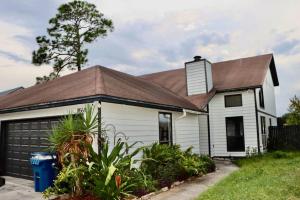 Casa blanca con techo marrón en Peaceful Family Lake House, en Jacksonville