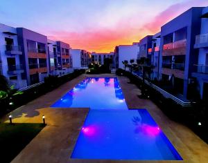 duży basen z zachodem słońca w tle w obiekcie Ocean Palm Aρραrt Pοοl Vieω w mieście Casablanca