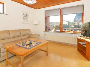 uma sala de estar com um sofá e uma mesa de centro em Holiday home Hadsund XXXIV em Hadsund