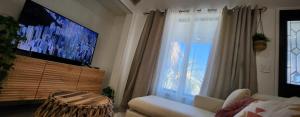 Μια τηλεόραση ή/και κέντρο ψυχαγωγίας στο Gated Mountain Villa w/ Private Garage and King Bed