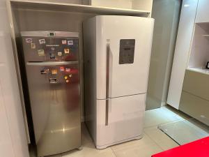 un frigorifero bianco in una cucina accanto di Villa Giuliano no Hibiscus Beach Clube Ipioca Maceio a Maceió