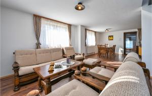 un soggiorno con divano e tavolo di Nice Home In Kupinovac With Kitchen 