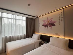 Rúm í herbergi á Guangdong Baiyun City Hotel