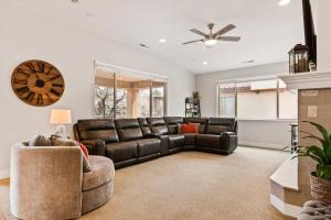 ein Wohnzimmer mit einem Ledersofa und einem Kamin in der Unterkunft Splash Zone #34 home in Santa Clara