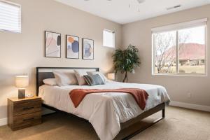 ein Schlafzimmer mit großem Bett und Fenster in der Unterkunft Splash Zone #34 home in Santa Clara