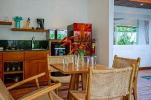 una sala da pranzo con tavolo e sedie in legno di Villa Pulau I, 1BR Luxury Private Villa with Pool in North of Bali, Pemuteran, within Walking Distance to a Wild Beach a Buleleng