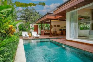 una piscina nel cortile di una casa di Villa Pulau I, 1BR Luxury Private Villa with Pool in North of Bali, Pemuteran, within Walking Distance to a Wild Beach a Buleleng