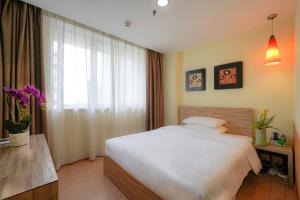 Rúm í herbergi á Guangdong Baiyun City Hotel
