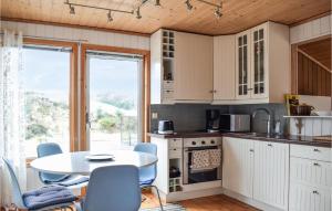 Kjøkken eller kjøkkenkrok på Beautiful Home In Bokn With Wifi