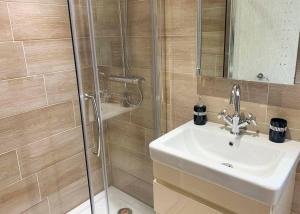 a bathroom with a sink and a shower at Badgers Retreat Holiday Park in Hunton