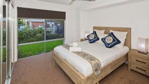 Een bed of bedden in een kamer bij Luxury waterfront house close to Theme Parks and shops