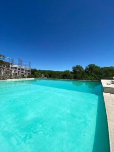 una gran piscina con un cielo azul en el fondo en Carod Espacio Serrano en Salsipuedes