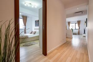 ein Wohnzimmer mit einem Bett und einem Spiegel in der Unterkunft Lujerului Studio in Bukarest
