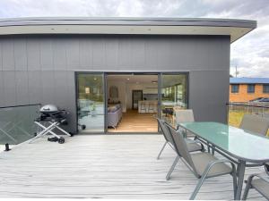 Μπαλκόνι ή βεράντα στο Albatross Rise - Modern Family Home +15 φωτογραφίες