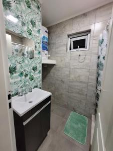 y baño pequeño con lavabo y ducha. en Departamento Desire en Puerto Deseado