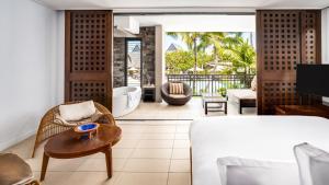 1 dormitorio con 1 cama y sala de estar en InterContinental Fiji Golf Resort & Spa, an IHG Hotel, en Natadola