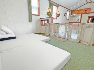コテージスターハウス今帰仁 في ناكيجين: غرفة نوم بسريرين في غرفة
