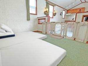 1 dormitorio con 2 camas en una habitación en コテージスターハウス今帰仁 en Nakijin