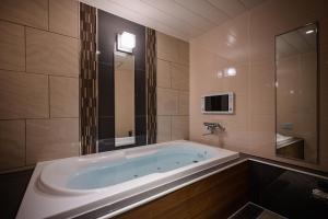 前橋市にあるHOTEL STAR RESORT aromaの部屋にある大きな浴槽付きのバスルーム