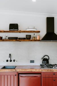 Dapur atau dapur kecil di Hepburn Retreat at Valley View, Ilford NSW
