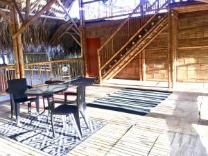 un patio con tavolo, sedie e scala di Casa Estuario a Buritaca