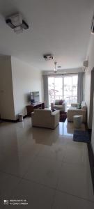 ein großes Wohnzimmer mit Sofas und einem großen Fenster in der Unterkunft Asian Residencies @ Trillium, Colombo 7 in Colombo