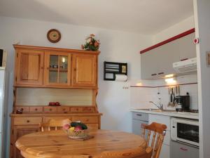 uma cozinha com uma mesa de madeira com uma taça de fruta em Maison La Tranche-sur-Mer, 3 pièces, 4 personnes - FR-1-22-209 em La Tranche-sur-Mer