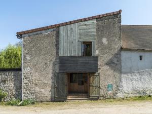 an old brick building with a door and a window at Gîte charmant avec grand jardin, terrasse et wifi, proche Vichy, idéal famille et animaux bienvenus - FR-1-489-260 in Jenzat
