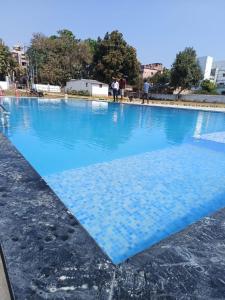 ein großer Pool mit blauem Wasser in der Unterkunft HR Garden(Hotel & Resort) in Deoghar