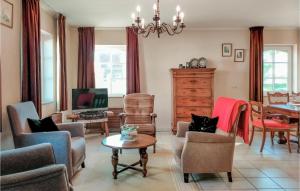 ein Wohnzimmer mit Stühlen und einem Tisch in der Unterkunft 2 Bedroom Gorgeous Home In Ijzendijke in IJzendijke
