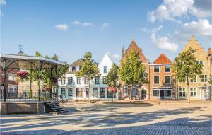 einem Stadtplatz mit Gebäuden und einem Pavillon in der Unterkunft 2 Bedroom Gorgeous Home In Ijzendijke in IJzendijke
