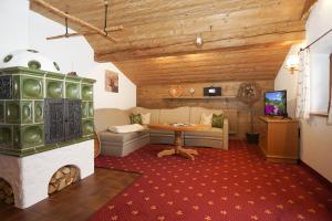 sala de estar con chimenea, sofá y mesa en Obersteinberg-Hof inkl. Chiemgaukarte, en Ruhpolding
