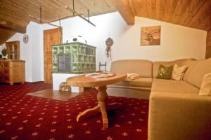 una sala de estar con un sofá y una mesa en Obersteinberg-Hof inkl. Chiemgaukarte, en Ruhpolding