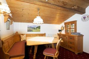 Un comedor con mesa y sillas de madera. en Obersteinberg-Hof inkl. Chiemgaukarte, en Ruhpolding 22 fotos más