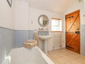 Koupelna v ubytování Pond Cottage + 16 fotografií