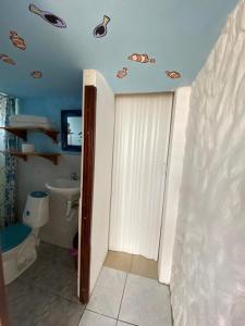 a bathroom with a toilet and a sink at Casa de Heidi in Puerto López