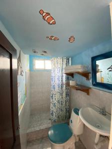 y baño con lavabo, aseo y ducha. en Casa de Heidi, en Puerto López
