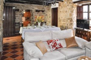 Prostor za sedenje u objektu 6 bedrooms villa with private pool furnished garden and wifi at Montefrio