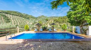 una piscina con vistas a la montaña en 6 bedrooms villa with private pool furnished garden and wifi at Montefrio, en Montefrío