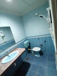 ein Bad mit einem WC, einem Waschbecken und einer Dusche in der Unterkunft Mi Hotel 2 Dungun in Dungun