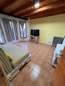 1 dormitorio con 1 cama y suelo de baldosa en Gran Apartamento Cómodo y Lindo en Ushuaia