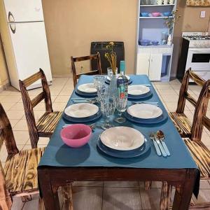 una mesa azul con platos y tazones. en Gran Apartamento Cómodo y Lindo en Ushuaia