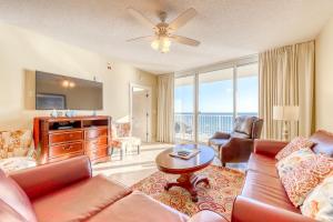 uma sala de estar com um sofá e uma mesa em Majestic Beach Resort Tower 2- 801 em Panama City Beach