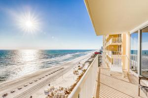 uma vista para a praia a partir da varanda de um edifício em Majestic Beach Resort Tower 2- 801 em Panama City Beach