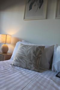 Alpine Hotel Bright في برايت: غرفة نوم بسرير ومخدة ومصباح