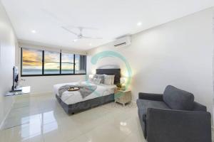אזור ישיבה ב-Zen Ocean Charm 3BR Luxury W/front Apt Pool + BBQ