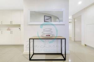 תמונה מהגלריה של Zen Ocean Charm 3BR Luxury W/front Apt Pool + BBQ בדרווין