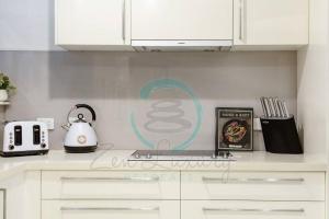 מטבח או מטבחון ב-Zen Ocean Charm 3BR Luxury W/front Apt Pool + BBQ