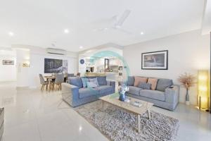 Un lugar para sentarse en Zen Ocean Charm 3BR Luxury W/front Apt Pool + BBQ