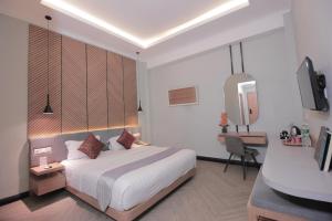 Postel nebo postele na pokoji v ubytování Muara Hotel Bukittinggi